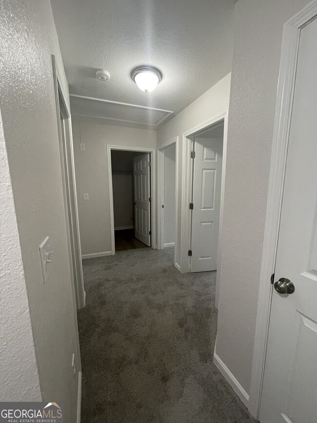 Building Photo - 387 Brookview Dr