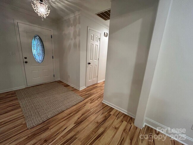 Building Photo - 10316 Whitethorn Dr