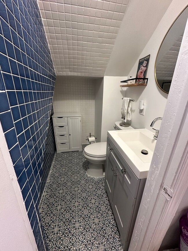 Building Photo - 2 Bedroom 1.5 Bath Condo in Shaw Neighborhood, Backyard, Recently Renovated, Fabulous Modern Feat...
