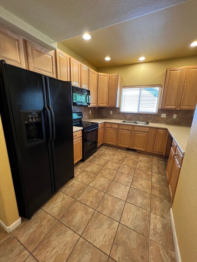 Building Photo - 3 bed 3.5 Bath with Bonus Studio Suite Above Detached Garage!