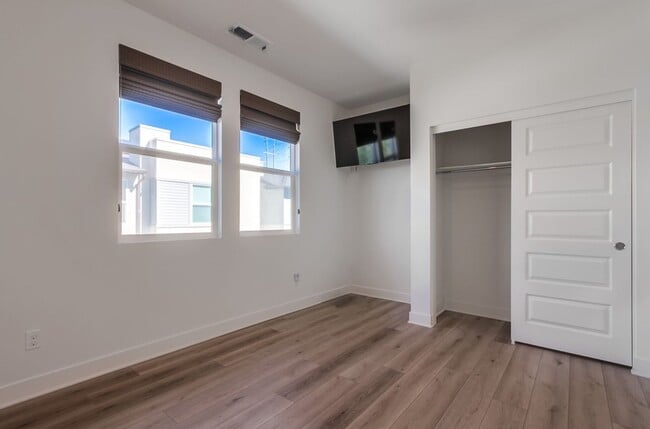 Building Photo - Mira Mesa 3 Bedroom Townhome!