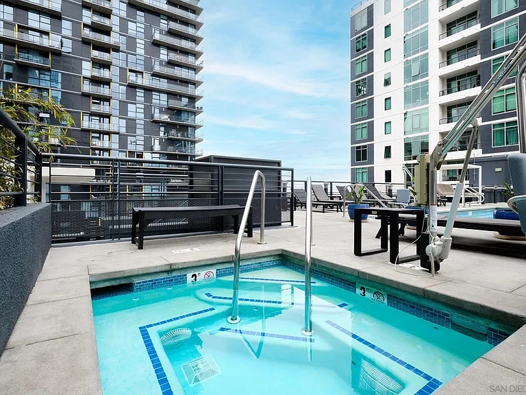 Building Photo - 425 W Beech St