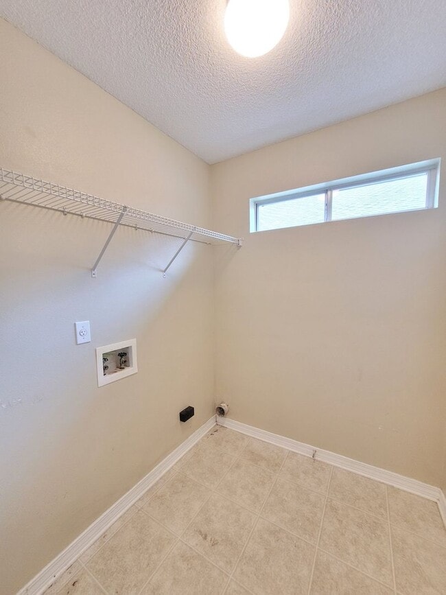 Building Photo - 7802 Heirloom Dr