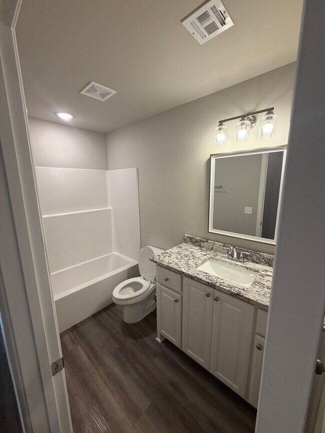 Building Photo - 3 Bed | 2 Bath Luxury Duplex