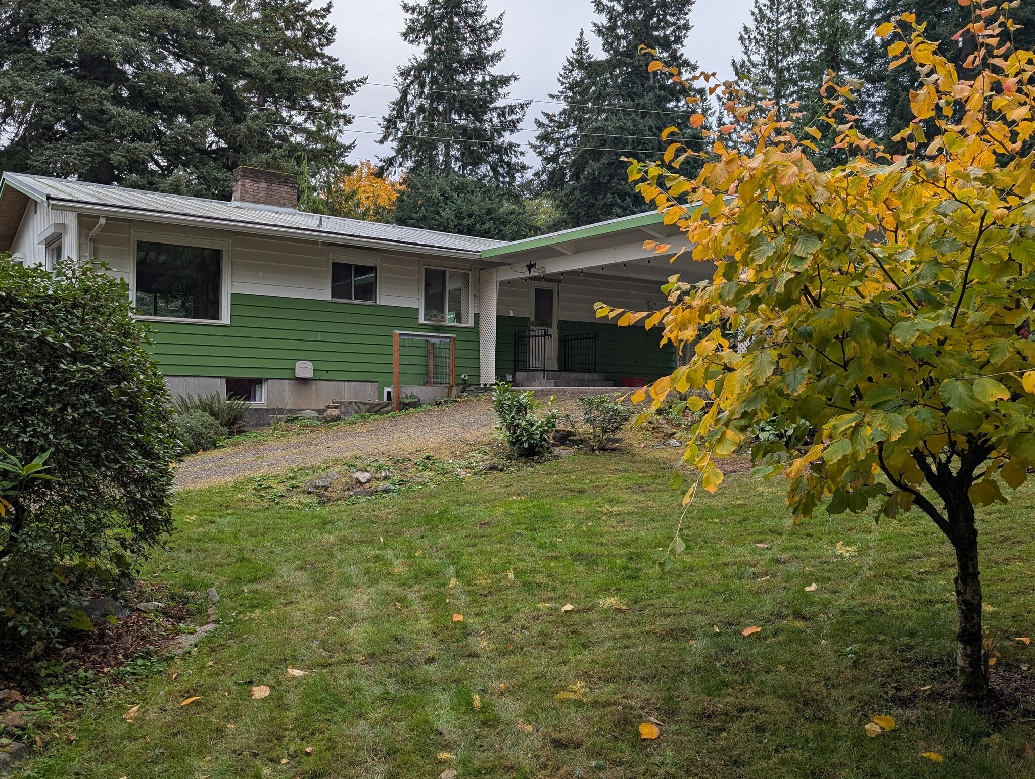 carport, rear entry - 2575 Yew Street Rd