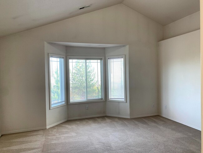 Building Photo - MOVE IN SPECIAL! Spacious 2 Bedroom, 2.5 b...