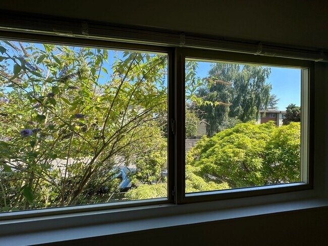 Building Photo - Spacious 2-Bed with Washer/Dryer, Dishwash...
