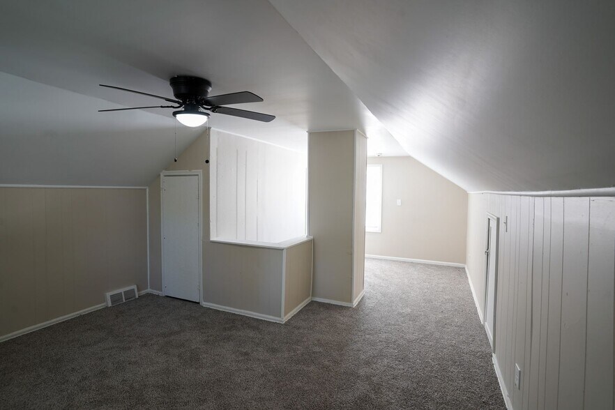 Building Photo - This beautifully updated 3-bedroom, 1-bath...