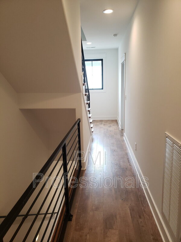 Building Photo - 219 S Bilbro Ave