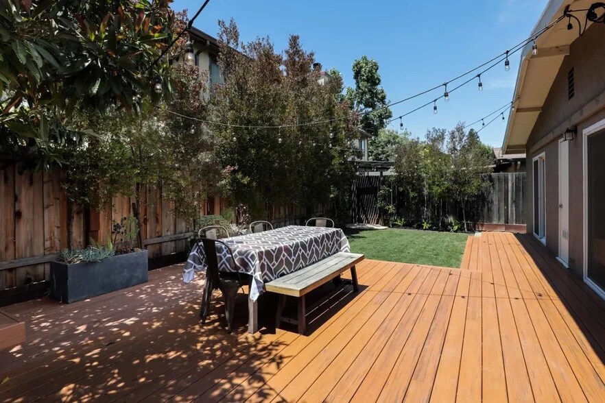 Building Photo - 1405 Lenolt St