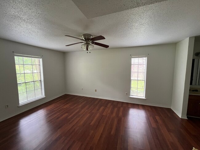 Building Photo - 713 Willow Oak Ln