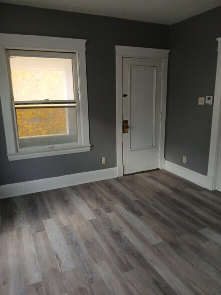 Building Photo - 713 E 156th St