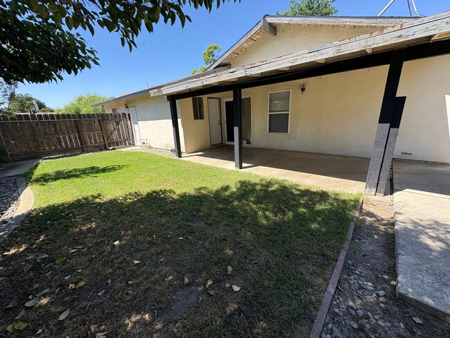 Building Photo - Cozy Home on Spacious Lot with Pool Available Now!