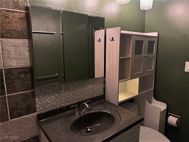 Building Photo - 350 E Desert Inn Rd