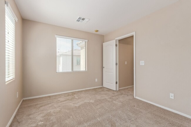 Building Photo - Welcome Home 3B/2BA in Lyons Gate!