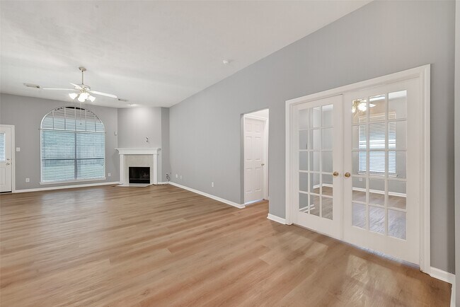 Building Photo - 23719 River Pl Dr