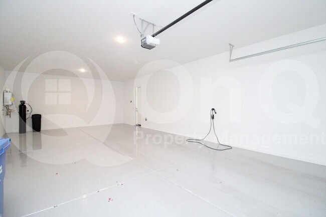 Building Photo - 5976 E Quail Ave