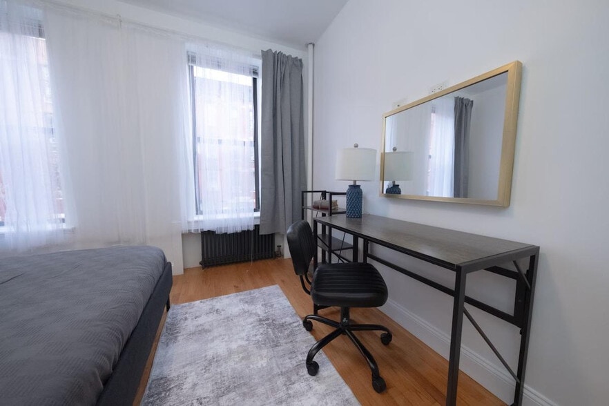 Building Photo - 302 E 104th St