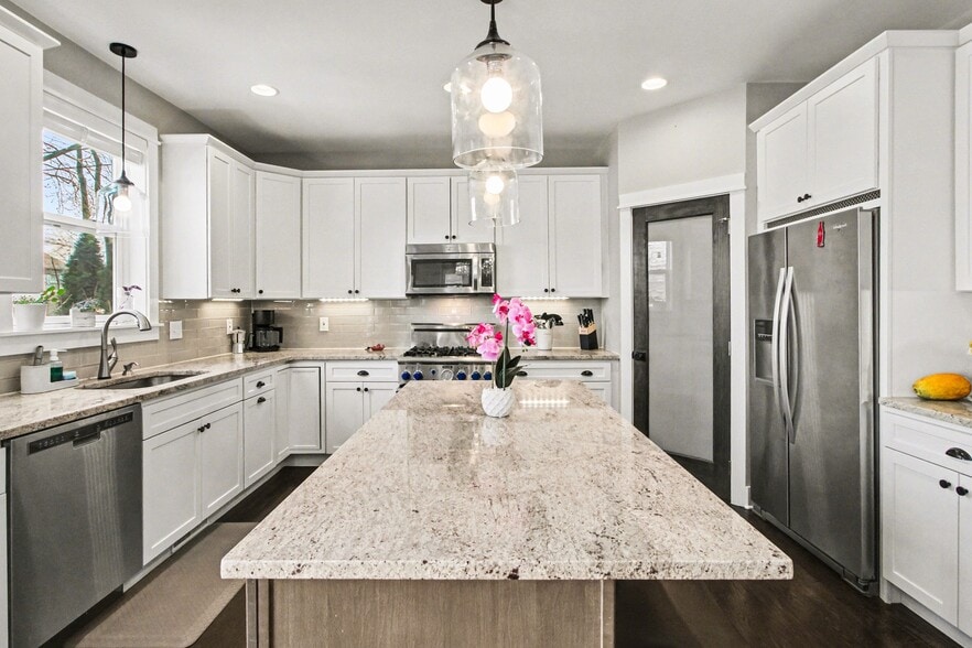 Building Photo - 3906 Hillside Dr