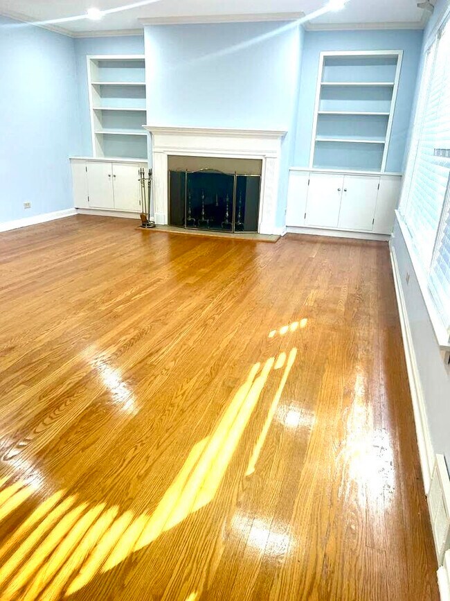 Building Photo - 6537 N Knox Ave