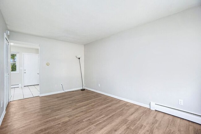 Building Photo - Newly Remodeled 2bed 1 bath duplex in West...