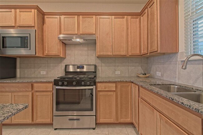 Building Photo - 608 Benton Ln