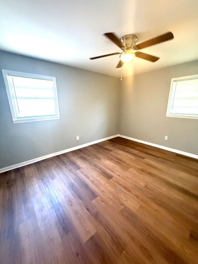 Building Photo - ** 6 Bed 2 Bath located off Wares Ferry ro...