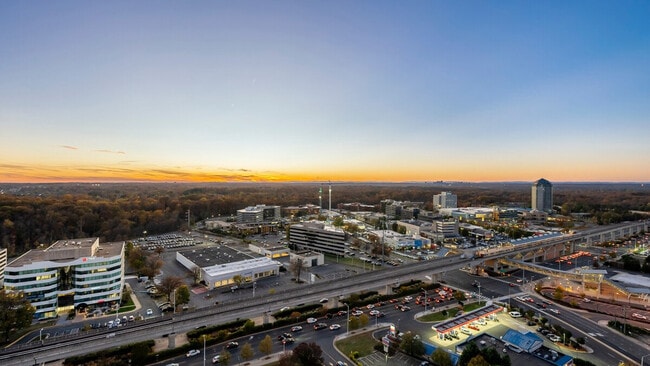 Building Photo - 1556 Spring Hill Rd