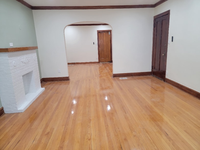 Building Photo - 4830 W Oakdale Ave