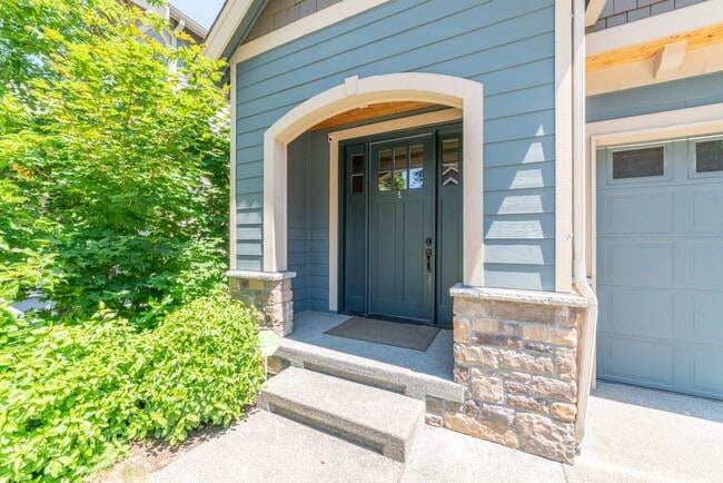 Building Photo - Large and Luxurious 2013 Built Home!