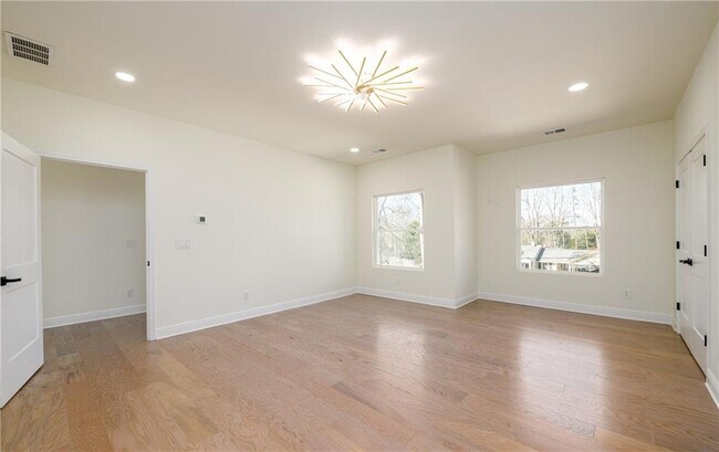 Building Photo - 537 Stillwood Dr