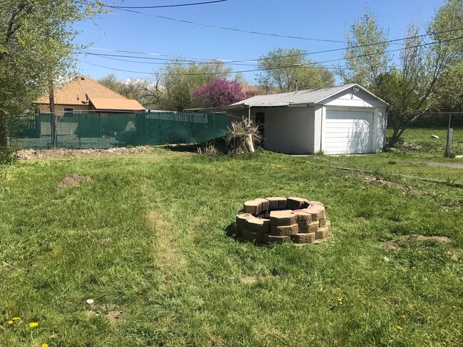 Building Photo - 3 Bedroom House with Garage