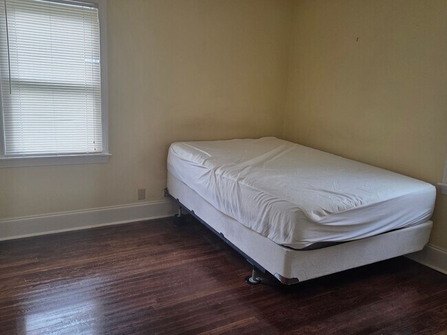Building Photo - 2 Bdrm/ 1 Bath Cottage w/hardwood floors Kingsport, TN