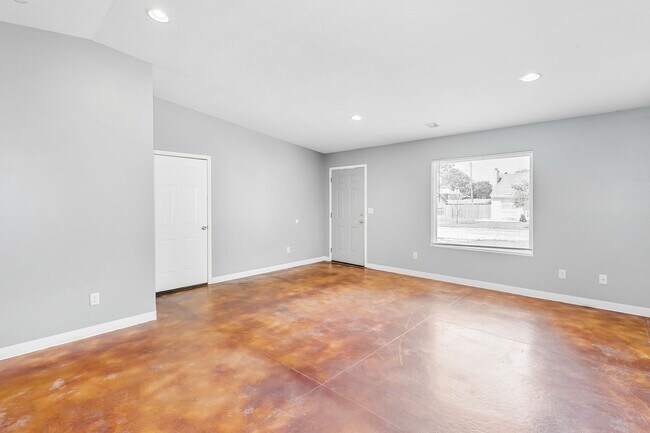 Building Photo - Spacious Duplex Near St. Joe