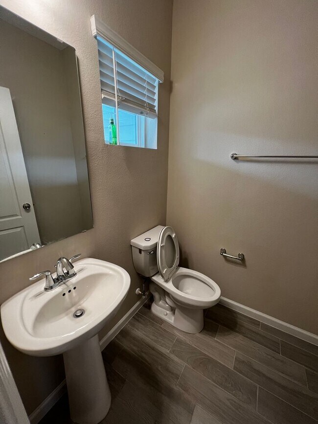 Building Photo - Beautiful 3 Bed 2.5 Bath Townhome with att...