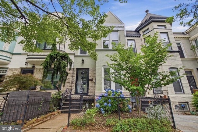 Building Photo - 620 9th St NE