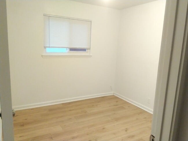 Building Photo - 3 bed 1 bath available in North Highlands!