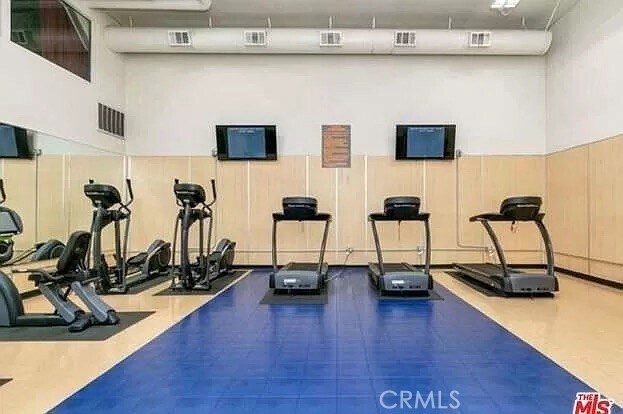 Building Photo - 10982 Roebling Ave