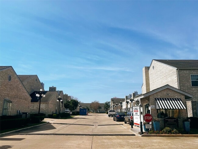 Building Photo - 338 Wilcrest Dr