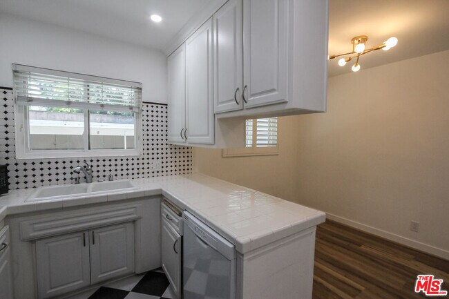 Building Photo - 12942 Moorpark St