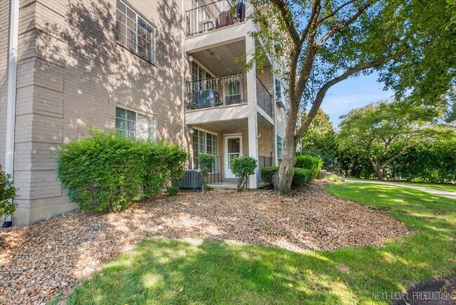Building Photo - 451 Valley Dr