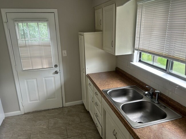 Building Photo - Updated 3 Bed/2 Bath Townhome Lee's Summit