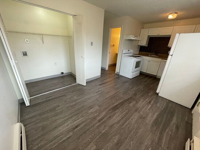 Building Photo - 736 37th Ave