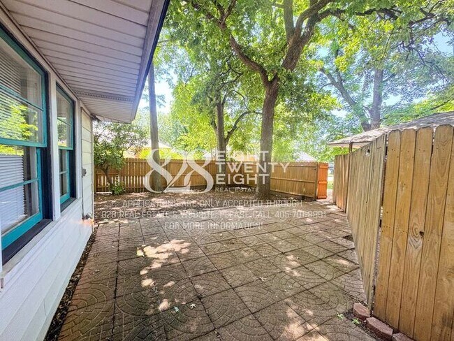 Building Photo - *AVAILABLE NOW!* 2 Bed/2 Bath Duplex Close to Campus Corner!