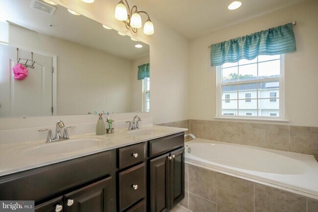 Building Photo - 7532 Briargrove Lane