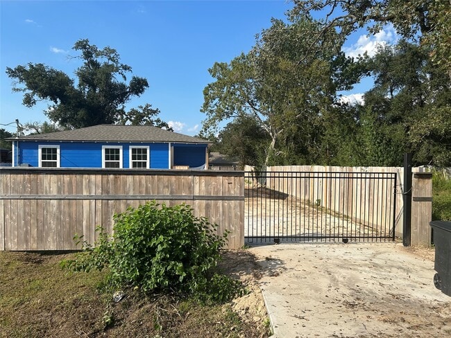 Building Photo - 5617 Westbrook Rd