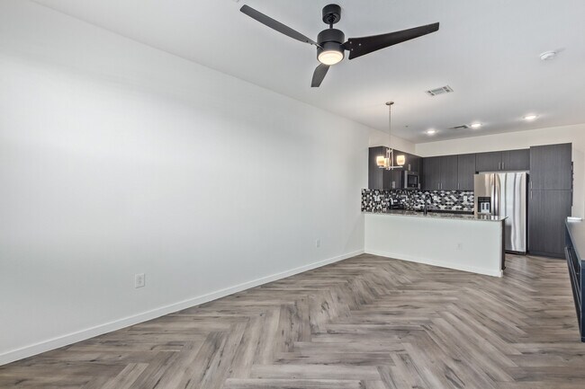 Building Photo - 2321 E Huntington Dr