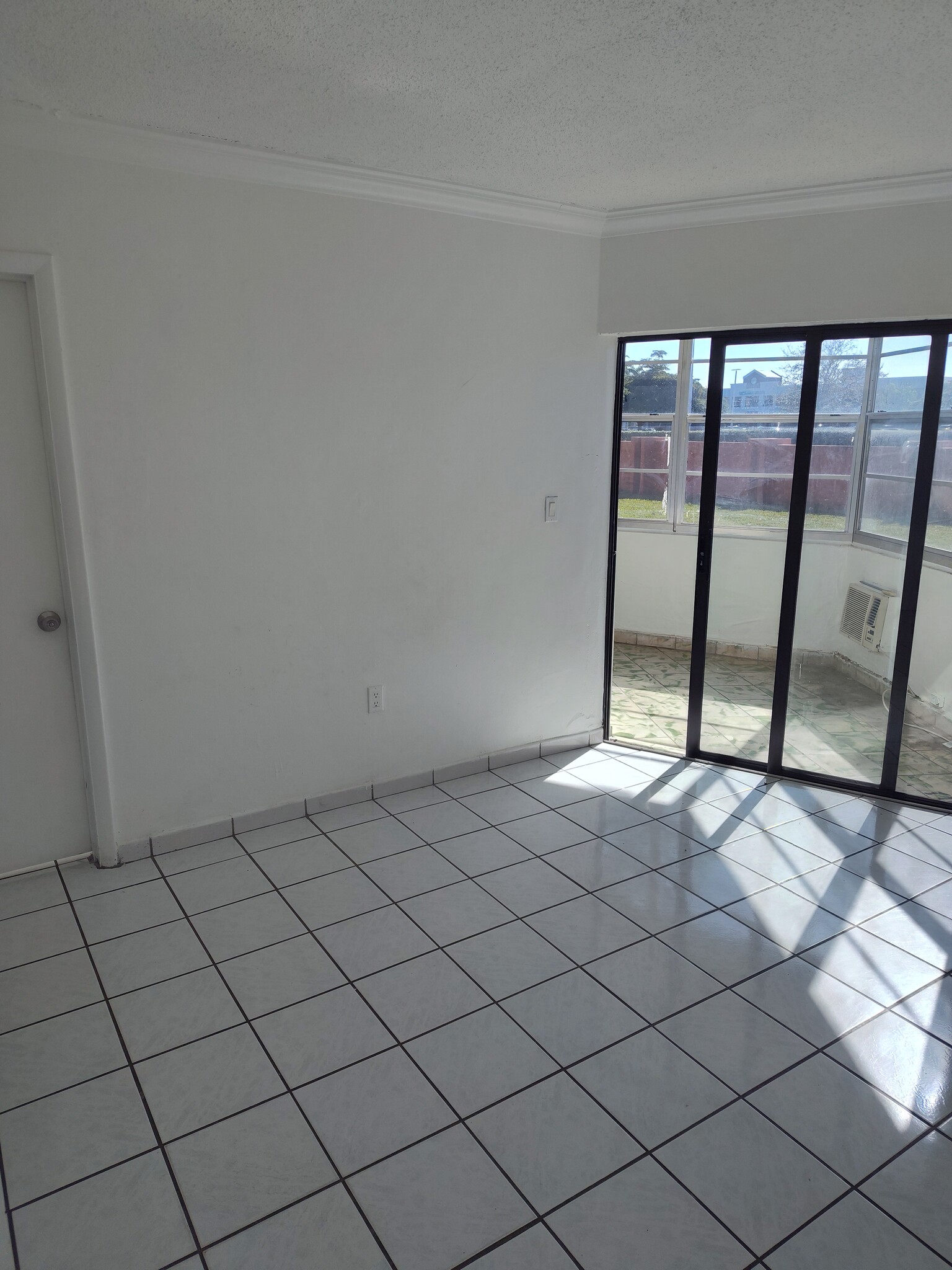 Building Photo - 1605 NE 185th St