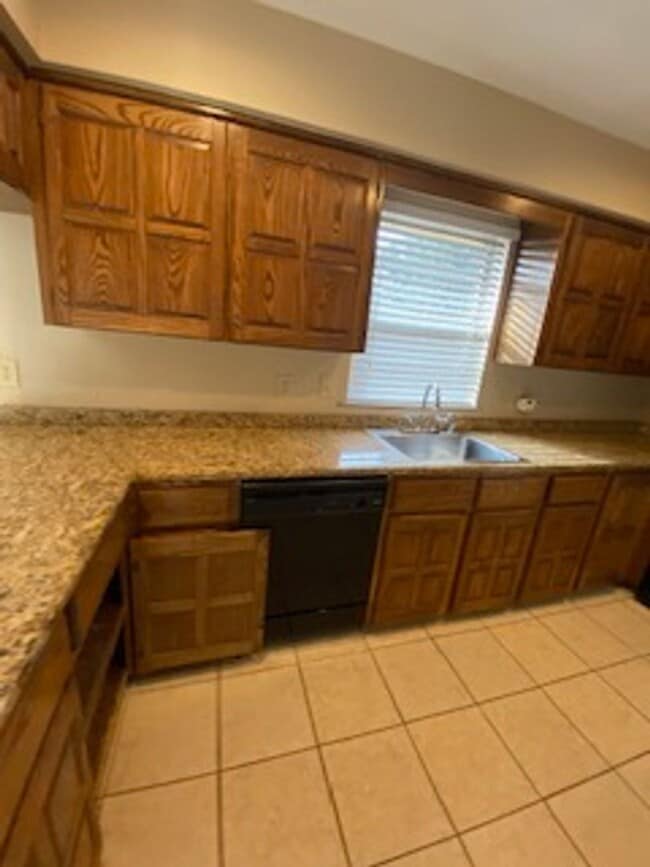 Building Photo - 2-bedroom, 1 bath house in Frisco. Parking uncovered.