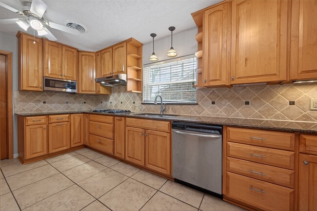 Building Photo - 1910 Claiborne Dr